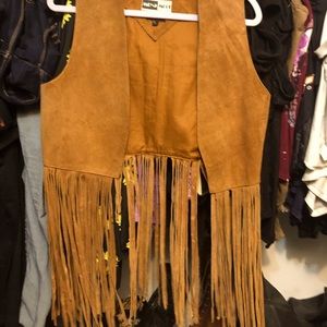 Mona mode tan suede leather fringe detail vest